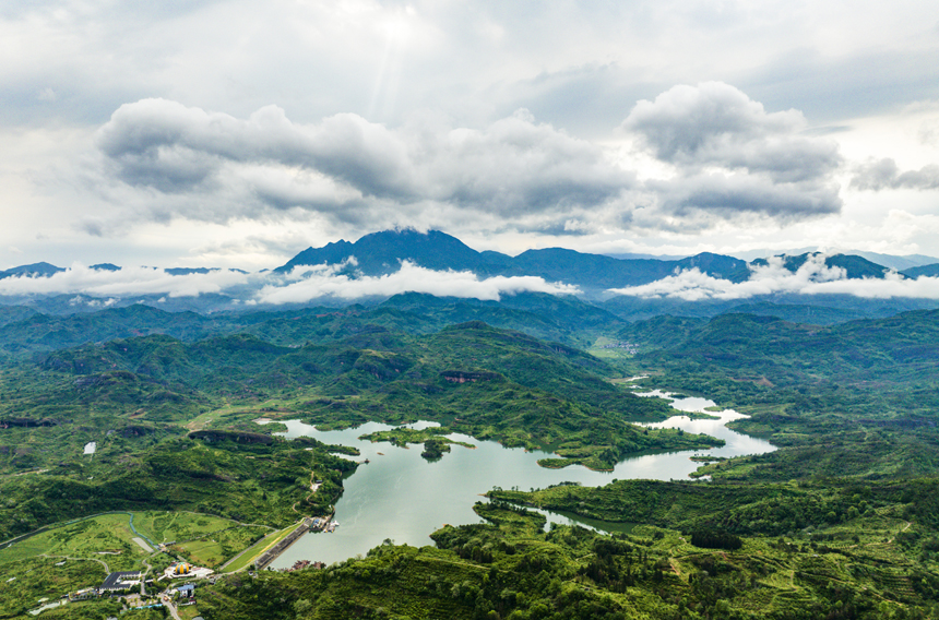 清澈的蜜橘湖与沿岸村舍、绵延青山相映成景，呈现一幅水清岸绿的美丽画卷。谢东摄