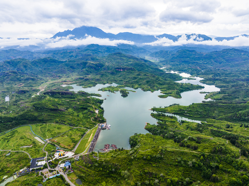 清澈的蜜橘湖与沿岸村舍、绵延青山相映成景，呈现一幅水清岸绿的美丽画卷。谢东摄