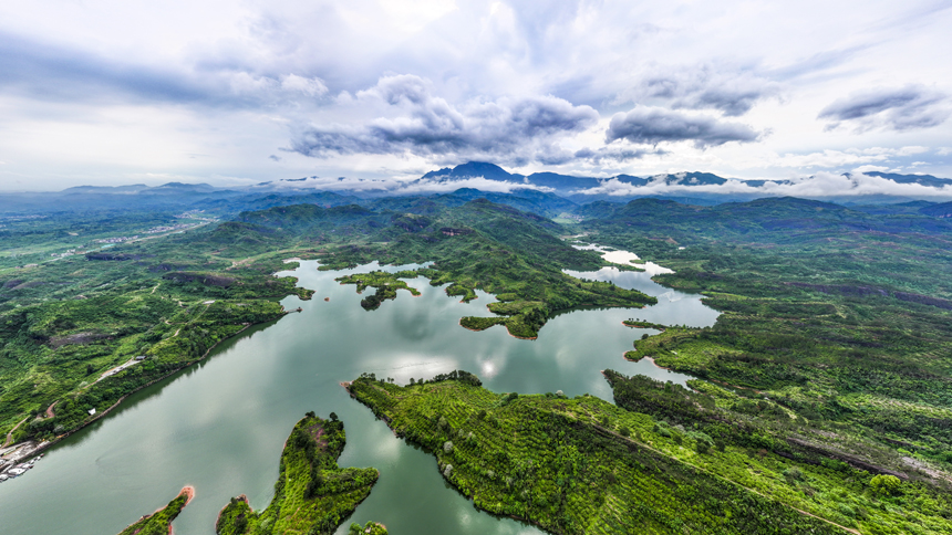 清澈的蜜橘湖与沿岸村舍、绵延青山相映成景，呈现一幅水清岸绿的美丽画卷。谢东摄