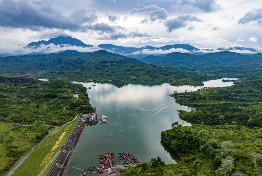 清澈的蜜橘湖與沿岸村舍、綿延青山相映成景，呈現一幅水清岸綠的美麗畫卷。謝東攝