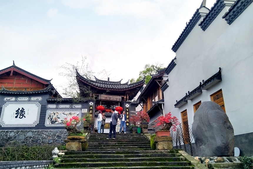 游客在宜丰县潭山镇龙岗村老屋改造的随缘山舍游览。何贱来摄