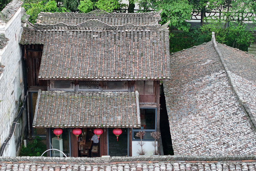宜豐縣潭山鎮洑溪村千年古樹長廊，游客游覽老屋改造的盈科泉茶體驗館。何賤來攝