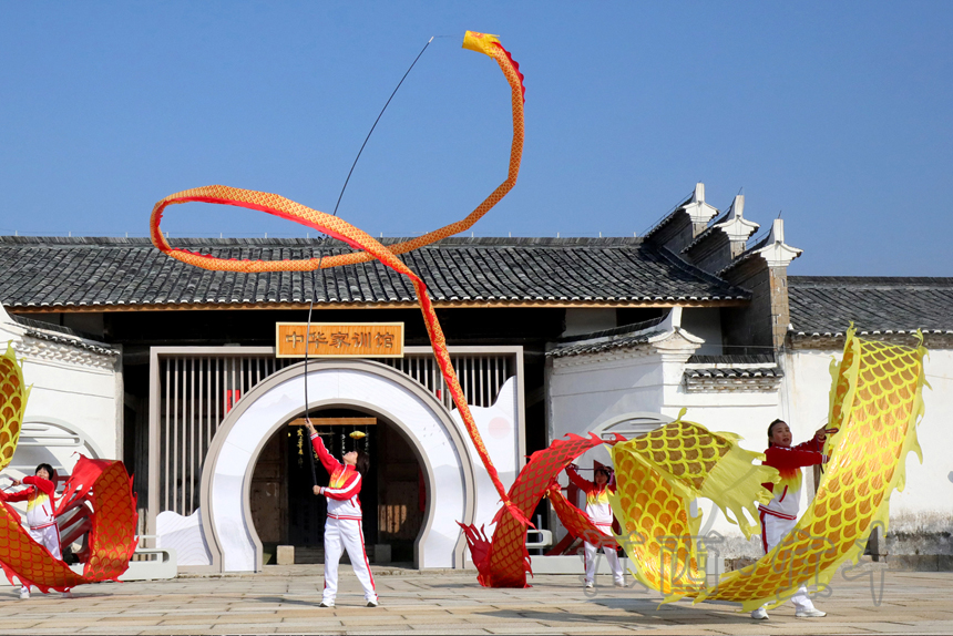 宜豐縣天寶鄉天寶古村，彩帶龍愛好者在老屋改造的“中華家訓館”前盡情揮舞。何賤來攝