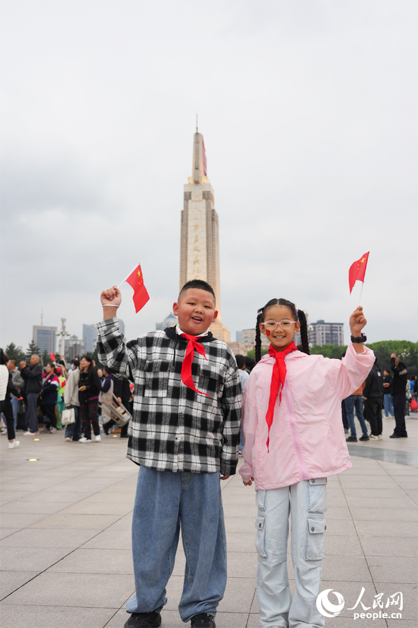 孩子们在八一广场打卡拍照。人民网记者 毛思远摄