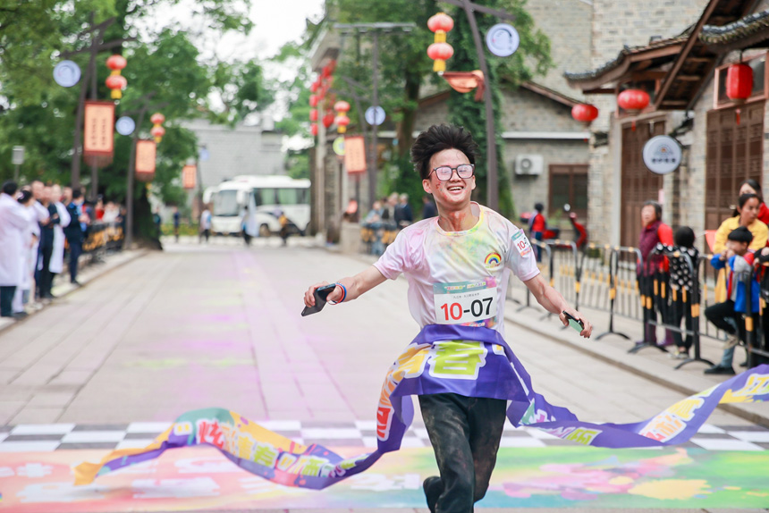 “炫彩青春”江西古村跑在流坑村举办。