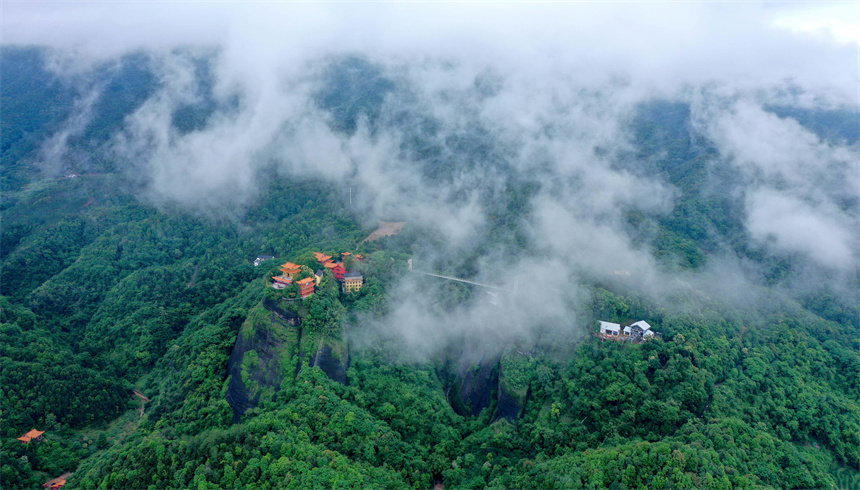 雨后的江西省贛州市全南縣天龍山景區雲霧繚繞景如畫。尹其奇攝