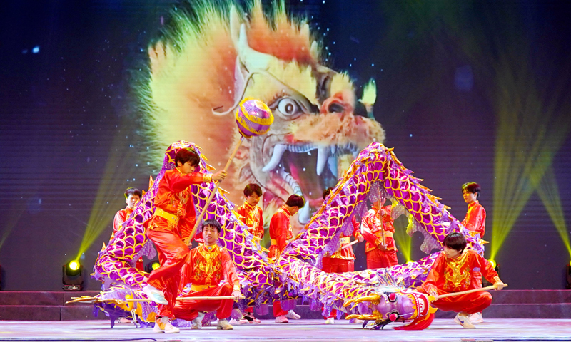 近日，江西省宜春市上高中等專業學校的學生們正在晚會上表演舞龍。陳旗海攝