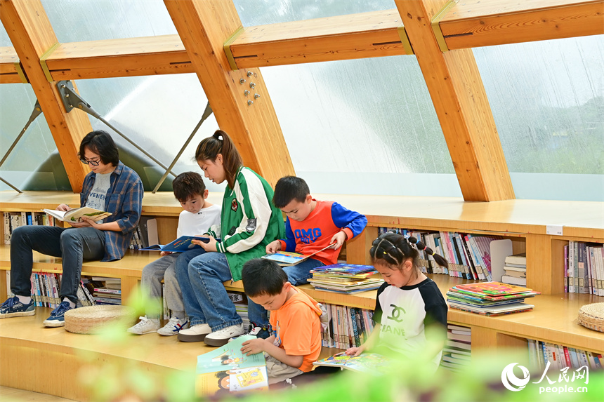市民在南昌县莲花书屋阅读。人民网 朱海鹏摄