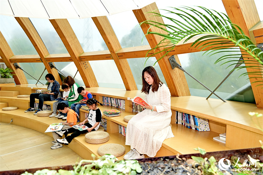市民在南昌县莲花书屋阅读。人民网 朱海鹏摄