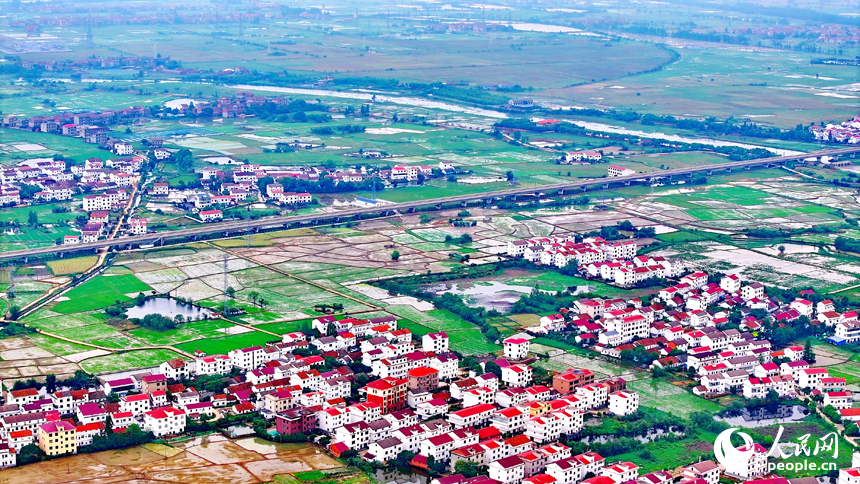 空中俯瞰南昌县塘南镇张溪村，一栋栋白墙红瓦的农房与田园阡陌、绿树碧水相互映衬，乡村美景宜人。人民网 朱海鹏摄