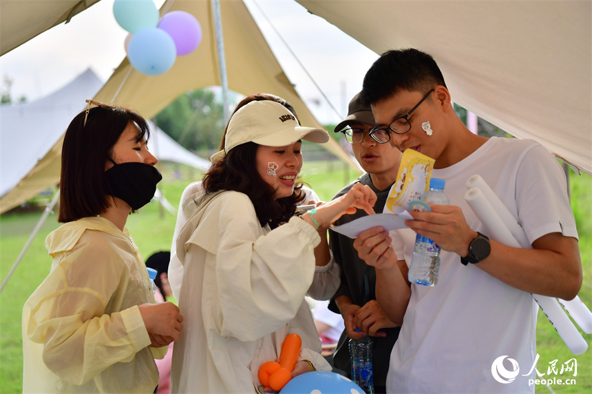 南昌大学第二附属医院的护士们正在做互动游戏。 人民网记者 时雨摄