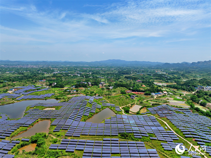 瑞金市紅心光伏電站，一排排光伏太陽能發電板與綠色生態田園相映襯，蔚為壯觀。人民網 朱海鵬攝