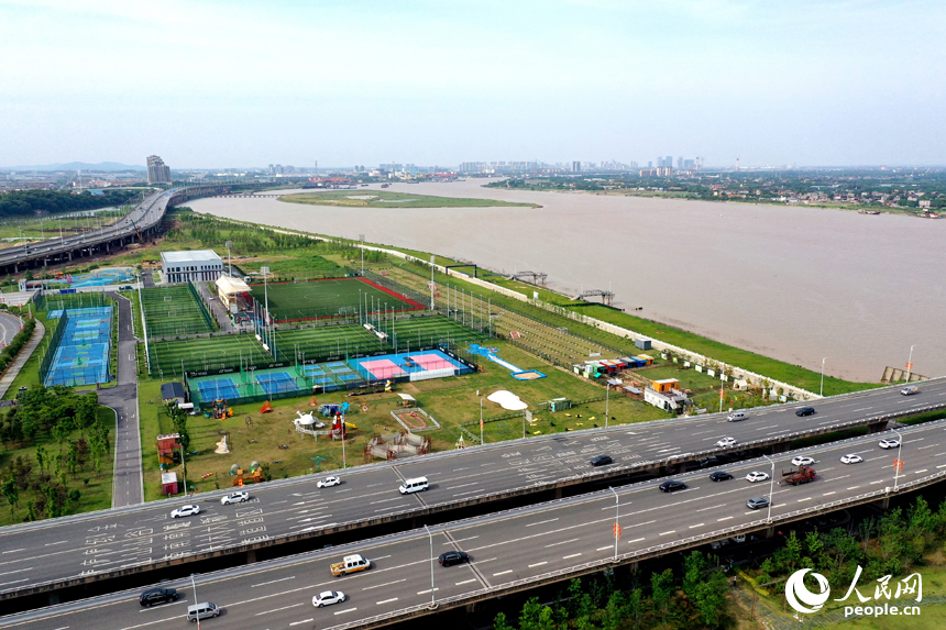 贛江邊的荒廢灘涂被打造成為體育公園，市民健身休閑多了一個好去處。人民網記者 時雨攝