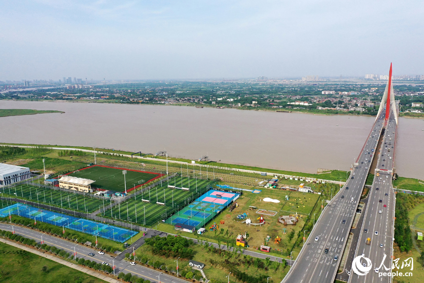 贛江邊的荒廢灘涂被打造成為體育公園，市民健身休閑多了一個好去處。人民網記者 時雨攝