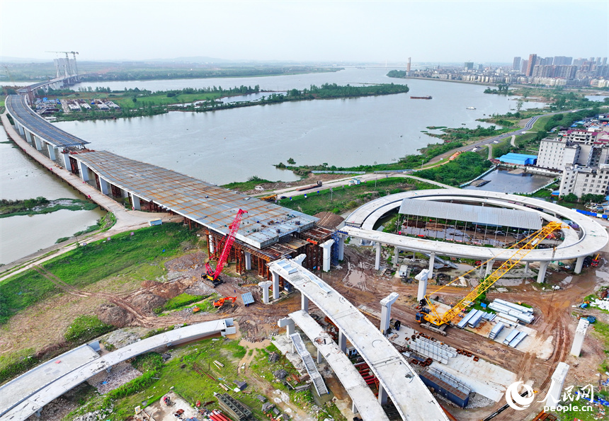 豐城市紫雲大橋施工現場，建設者在加緊進行主纜和橋板安裝施工。人民網 朱海鵬攝