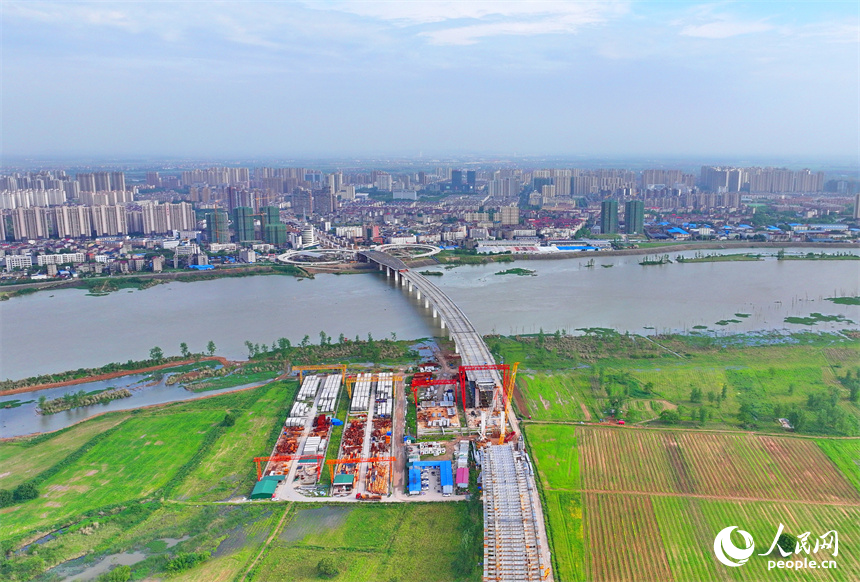 豐城市紫雲大橋施工現場，建設者在加緊進行主纜和橋板安裝施工。人民網 朱海鵬攝