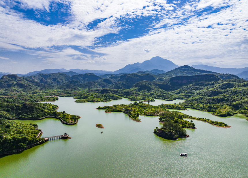 南豐縣市山鎮包坊村蜜桔湖景區，風光秀麗。謝東攝