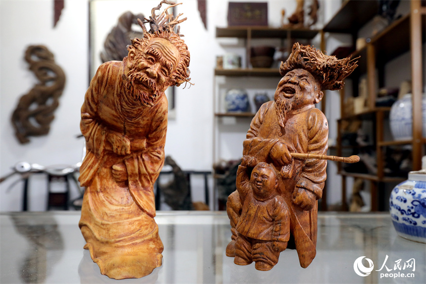 江西省级非遗项目根雕代表性传承人刘四喜的根雕作品《老来乐》。何贱来摄