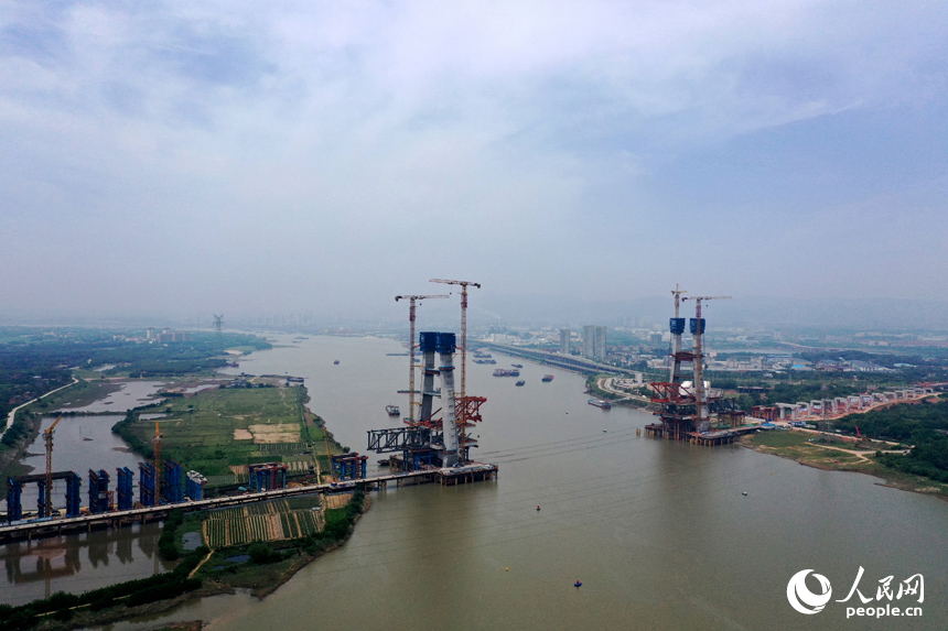 京港高鐵昌九段橫跨贛江的公鐵大橋正在加緊建設。人民網記者 時雨攝