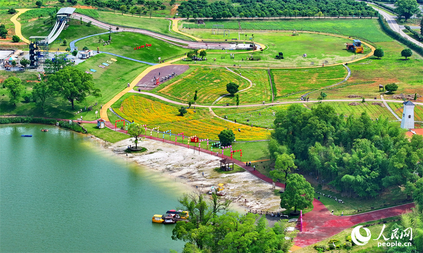 宜春市宜丰县黄垦镇炎岭村乡村旅游点，许多游客前来游玩、拍照，感受体验初夏时节的山水田园生态风光之美。人民网 朱海鹏摄