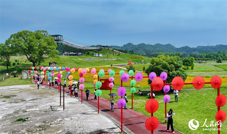 宜春市宜豐縣黃墾鎮炎嶺村鄉村旅游點，許多游客前來游玩、拍照，感受體驗初夏時節的山水田園生態風光之美。人民網 朱海鵬攝