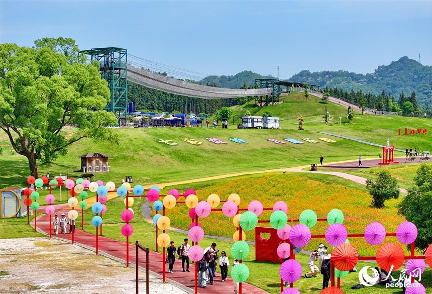 宜春市宜豐縣黃墾鎮炎嶺村鄉村旅游點，許多游客前來游玩、拍照，感受體驗初夏時節的山水田園生態風光之美。人民網 朱海鵬攝