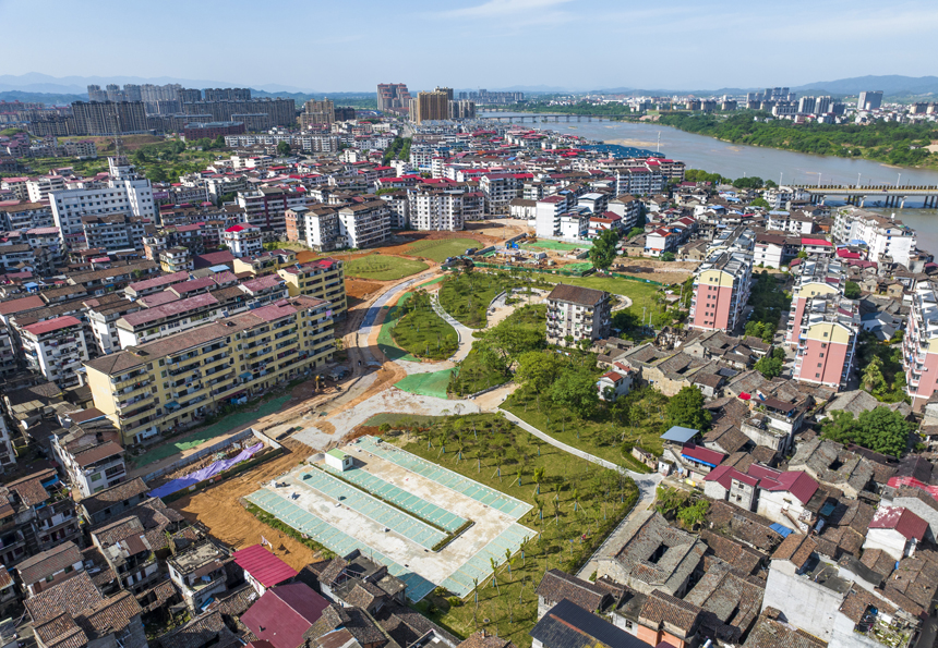 5月15日，江西省抚州市南丰县大水田公园建设现场，工人正在植树铺绿。谢东摄