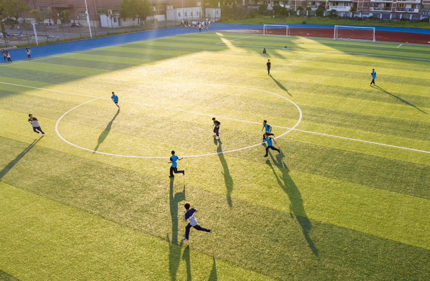 5月15日，江西省撫州市南豐二中足球場，學生正在進行足球訓練。謝東攝