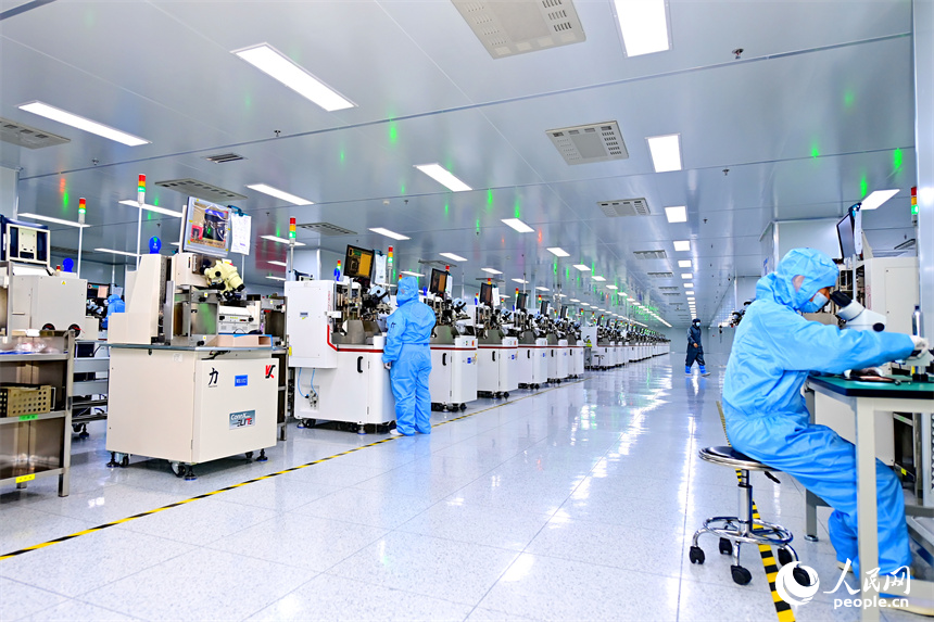 湖口縣的一家科技企業半導體智能生產線上，工人在操作新設備加工產品。人民網 朱海鵬攝