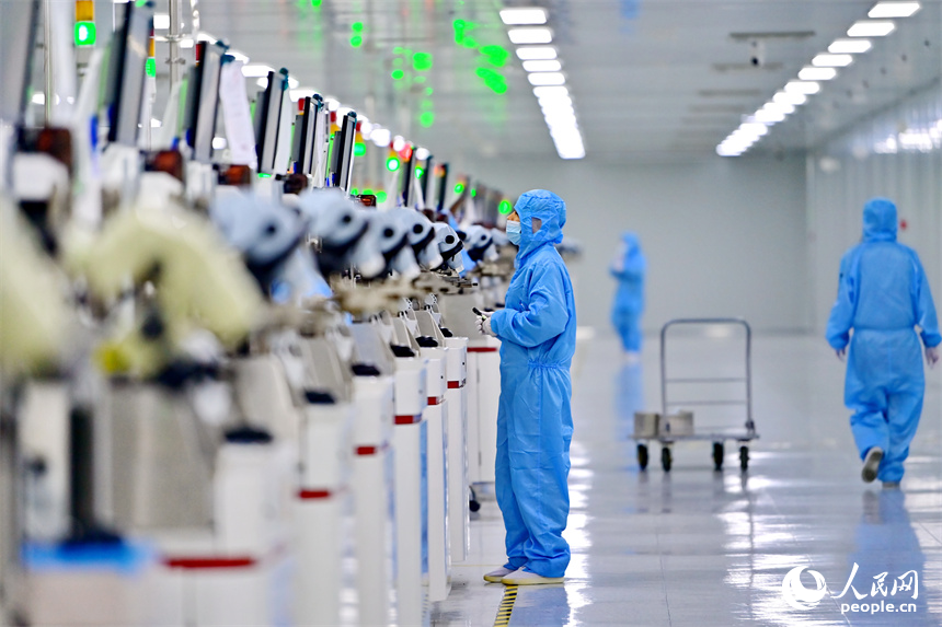 湖口县的一家科技企业半导体智能生产线上，工人在操作新设备加工产品。人民网 朱海鹏摄