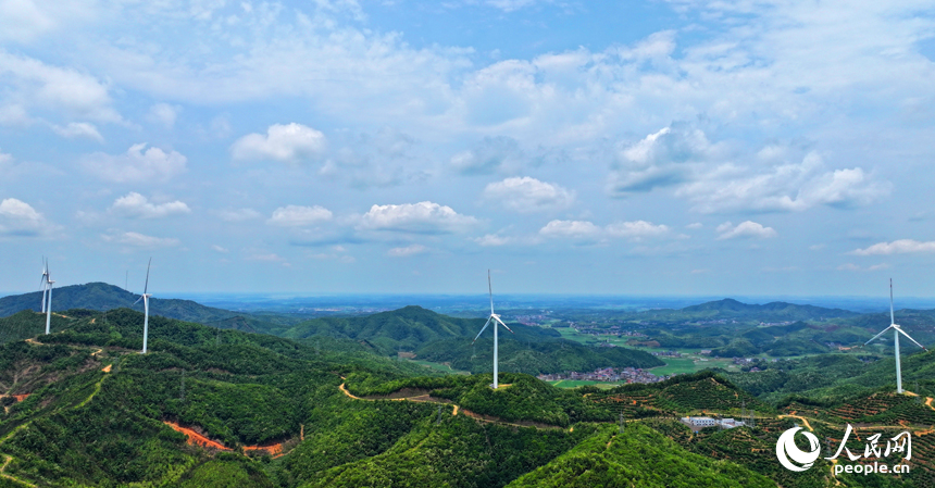 抚州市东乡区小璜镇小璜风电场，十余台风电机组随风旋转发电。人民网 朱海鹏摄