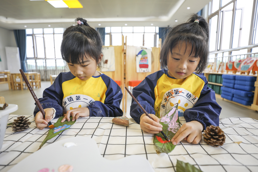 5月22日，江西省抚州市南丰县市山镇第一幼儿园，孩子们在进行创意手工制作。谢东摄
