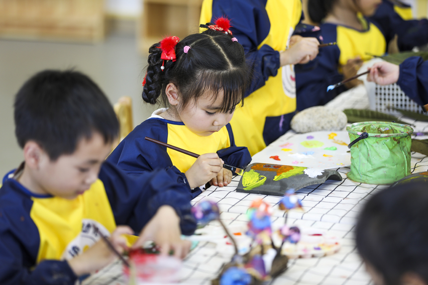 5月22日，江西省撫州市南豐縣市山鎮第一幼兒園，孩子們在進行創意手工制作。謝東攝