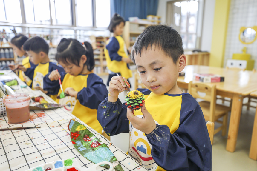 5月22日，江西省抚州市南丰县市山镇第一幼儿园，孩子们在进行创意手工制作。谢东摄