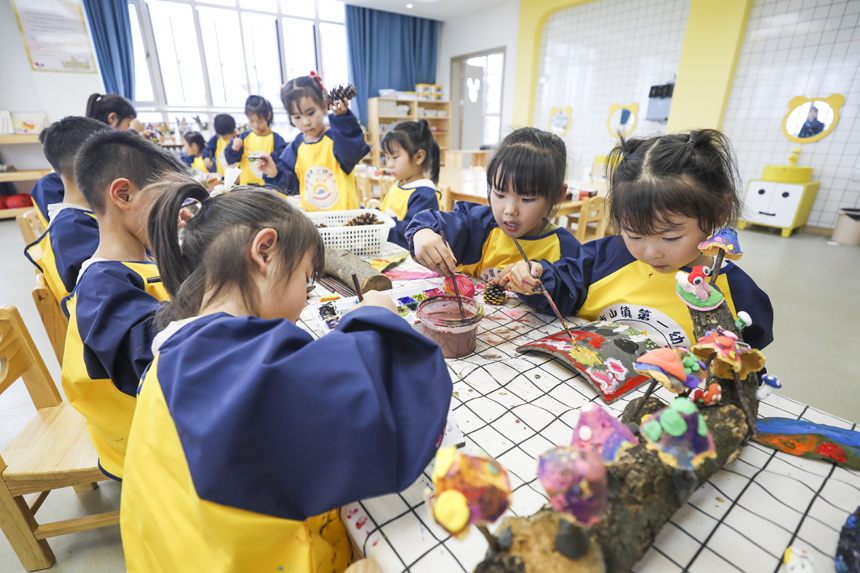 5月22日，江西省抚州市南丰县市山镇第一幼儿园，孩子们在进行创意手工制作。谢东摄