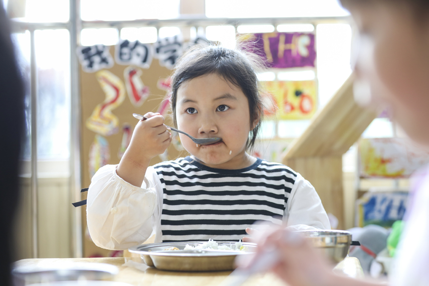 5月22日，江西省撫州市南豐縣市山鎮第一幼兒園的小朋友在吃午餐。謝東攝