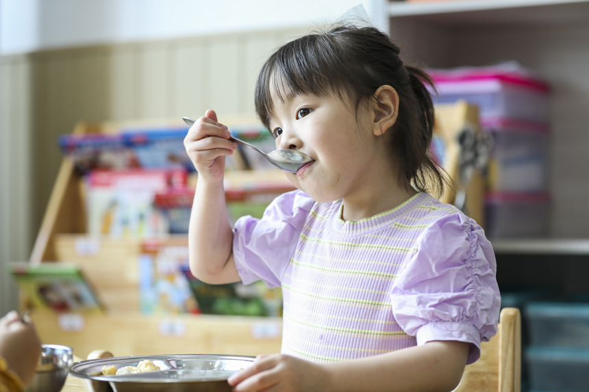 5月22日，江西省撫州市南豐縣市山鎮第一幼兒園的小朋友在吃午餐。謝東攝