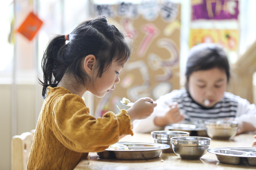 5月22日，江西省撫州市南豐縣市山鎮第一幼兒園的小朋友在吃午餐。謝東攝