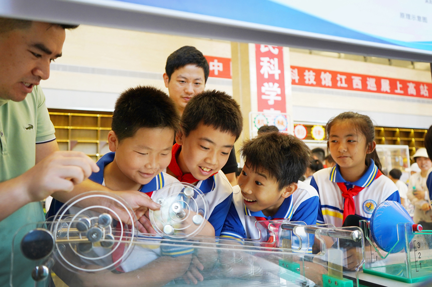 孩子們在中國流動科技館江西巡展（上高站）活動中感受科技帶來的樂趣。陳旗海攝
