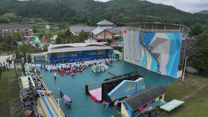 第二屆全國攀岩冠軍賽在江西全南火熱開賽。陳逸飛攝