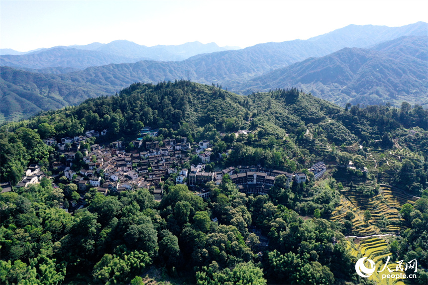 青山环绕中的婺源篁岭村。人民网记者 时雨摄