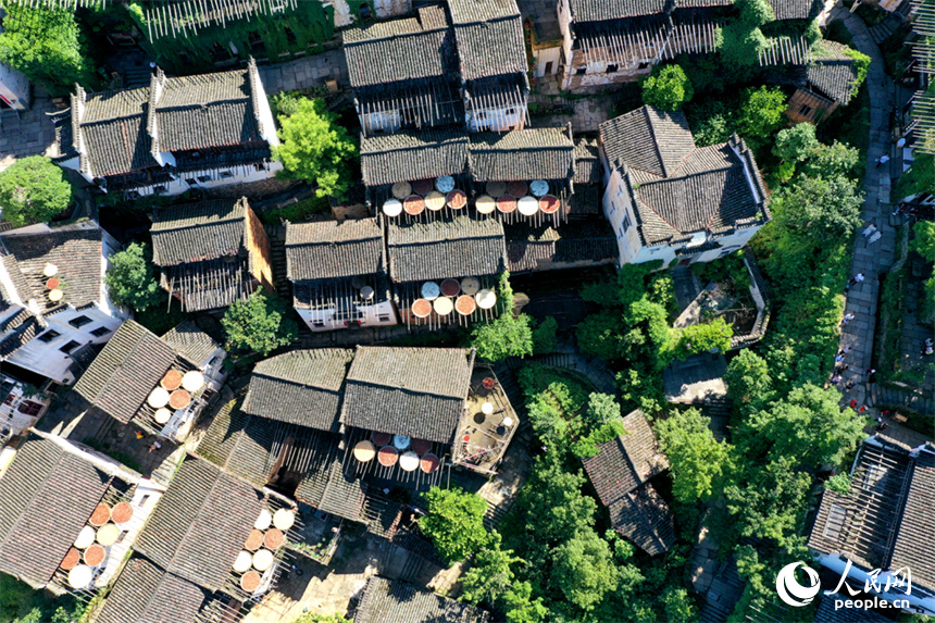 “晒秋”已成为篁岭独特的地域乡土文化品牌。人民网记者 时雨摄