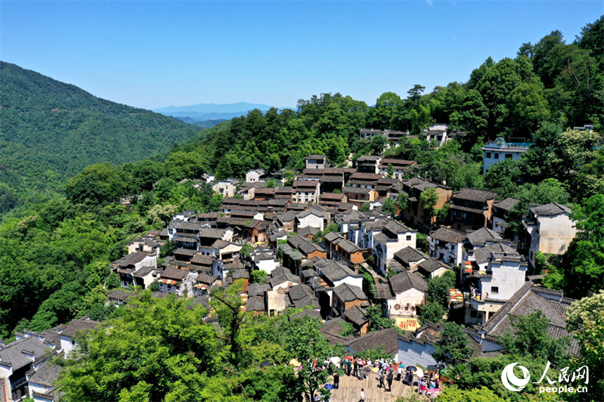 青山环绕中的婺源篁岭村。人民网记者 时雨摄