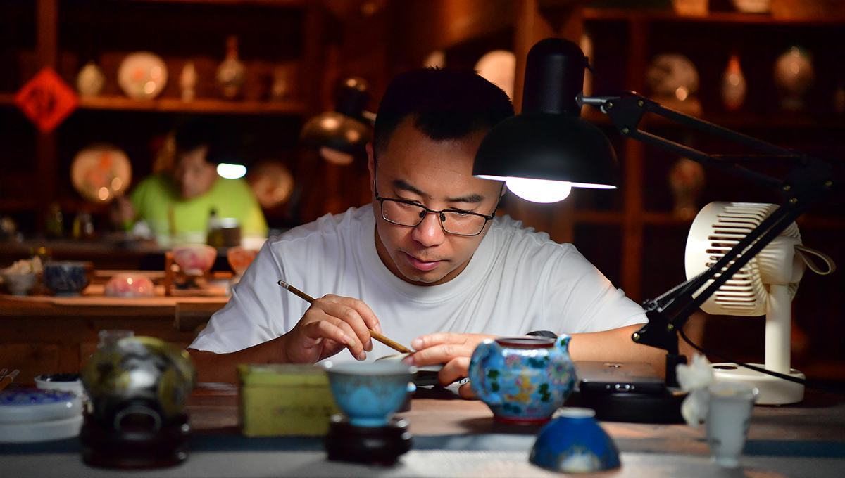 年輕一代的制瓷藝人正在創作作品