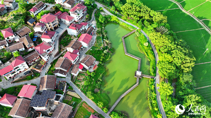 撫州市南豐縣萊溪鄉九聯新村，白牆紅瓦民居與綠色生態田園相互映襯，風景怡人。人民網 朱海鵬攝