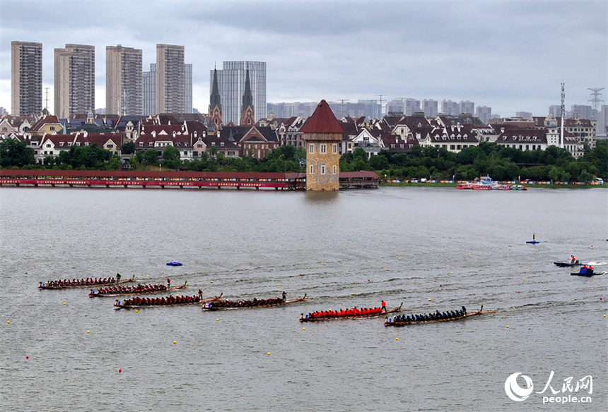 2024中國南昌國際龍舟賽開賽，選手們在九龍湖上劈風斬浪。人民網記者 時雨攝