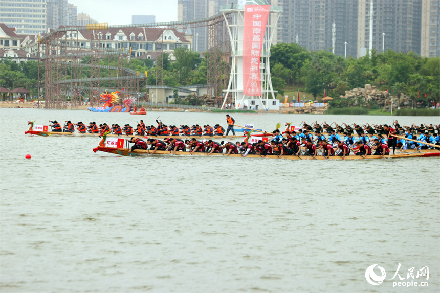 2024中國南昌國際龍舟賽開賽，選手們在九龍湖上劈風斬浪。人民網記者 時雨攝