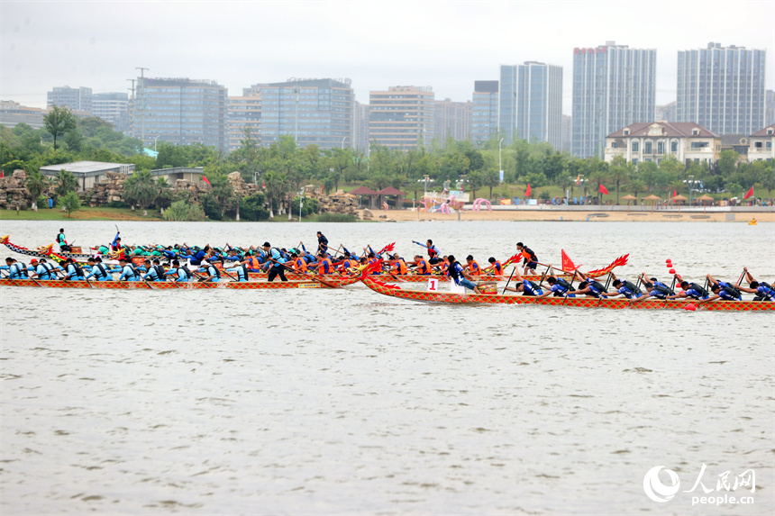 2024中國南昌國際龍舟賽開賽，選手們在九龍湖上劈風斬浪。人民網記者 時雨攝