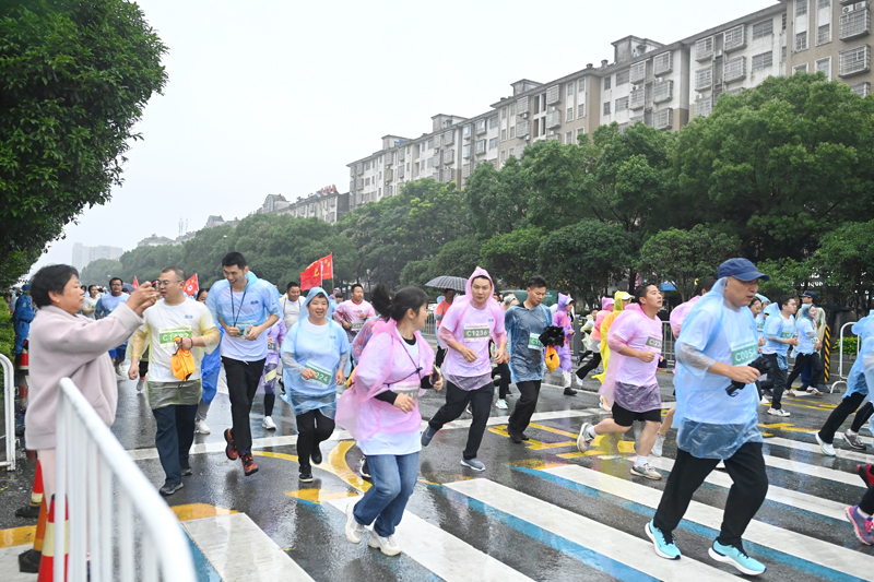 抚州市首届微马联赛（金溪站）在江西省抚州市金溪县锦绣广场激情开跑。邓兴东摄