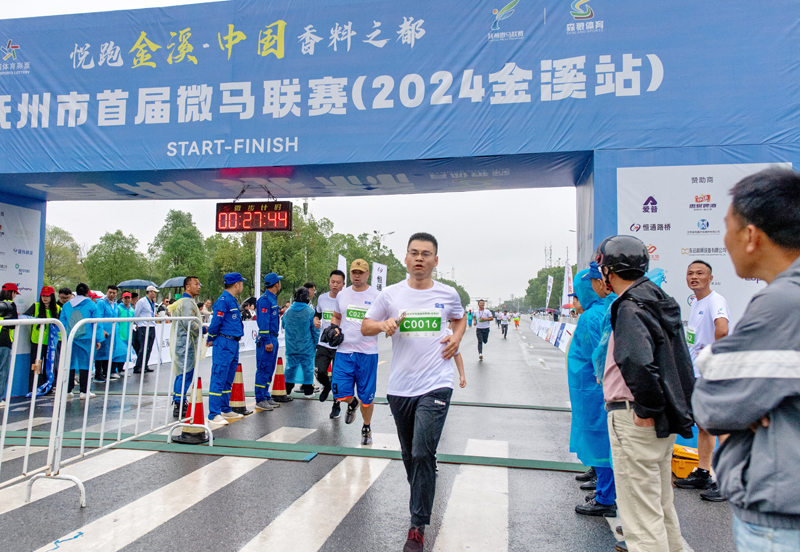 图为参赛选手意气风发冲刺终点。邓兴东摄